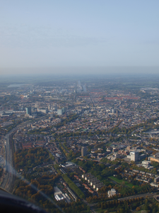 849882 Luchtfoto van het oostelijke deel van Utrecht, uit het zuidoosten, met op de voorgrond het Lodewijk Napoleonplantsoen.